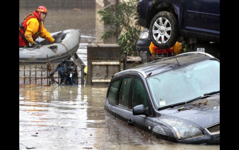 Un elemento de rescate trabaja en una calle inundada de Parma. EFE / ARCHIVO