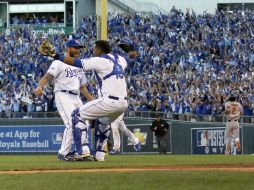 El lanzador Holland y el catcher Salvador Pérez celebran el pase de Reales a la Serie Mundial. AP / C.Riedel