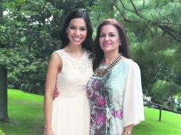 Adiós a la soltería. La novia Anahí Godoy con su mamá Beatríz Quintero. EL INFORMADOR /