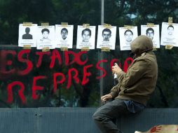 Realizan actos vandálicos en el edificio de la PGR, reclamando la aparición con vida de los normalistas. AFP / O. Torres