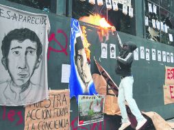 Cientos de jóvenes se manifestaron afuera de la PGR en la Ciudad de México para exigir la localización de los 43 normalistas. EFE /