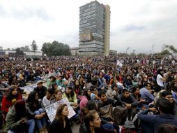 Miles de estudiantes se concentraron en la Torre de Rectoria de la UNAM para exigir que aparezcan con vida los 43 normalistas. SUN / F. Ramírez