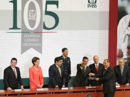 El Presidente Enrique Peña Nieto (c) y José Antonio González Anaya (2d) encabezaron la 105 Asamblea General Ordinaria del IMSS. NTX / ARCHIVO