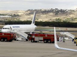 El avión ha sido estacionado en una zona determinada del aeropuerto siguiendo los protocolos establecidos. EFE / P. Campos