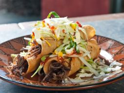 Hay que complementar la dieta con ejercicio, no excederse con las carnes y bajar el consumo de grasas, sal y azúcar, afirman. EFE / ARCHIVO