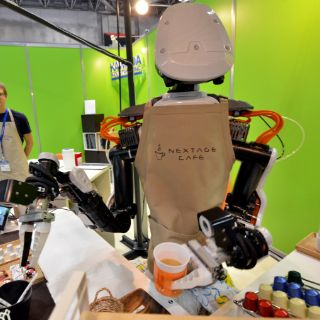 Usan robot para servir café en la Japan Robot Week