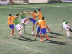 La policía tuvo que intervenir y el juego del torneo de tercera división quedó suspendido. YOUTUBE / Cipolletti TV