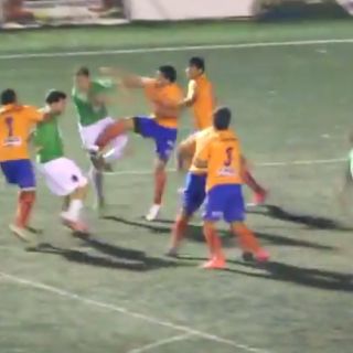 Protagonizan batalla campal en futbol de Argentina