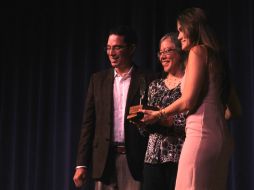 Claudia Salazar recibe el Premio 'Las Américas'. ESPECIAL / Festival de la Palabra