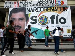 Estudiantes modificaron una lona del aspirante a senador Sofío Ramírez y la colocaron en el Ayuntamiento de Chilpancingo. EFE / J. Méndez