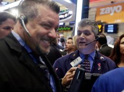 Ganancias corporativas y señales de que se aproximan más estímulos para apoyar el crecimiento inyectan ánimo a inversionistas. AP / R. Drew