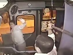 El asaltante no logra su cometido; el chofer del camión de transporte público da un giro inesperado al atraco. YOUTUBE / Mondobizarro