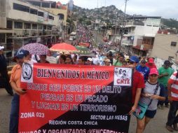 Vista de uno de los contingentes que marchan este día en Acapulco. TWITTER / @SubVersionesAAC