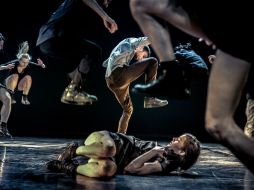 La compañía ''Última vez'' ejecuta la coreografía 'What the body does not remember' en el Teatro de la Ciudad ''Esperanza Iris''. FACEBOOK / UltimaVez