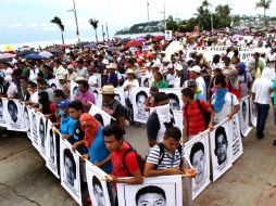 Familiares, estudiantes, maestros y activistas exigen que sean encontrados con vida los 43 normalistas. SUN / J. Serratos