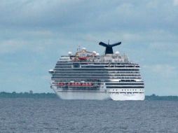El crucero Carnival Magic, que lleva a bordo a técnica de laboratorio que tuvo contacto con víctima de ébola en EU cerca de Cozumel. AP / A. Castellanos