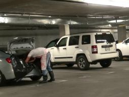 En el video se puede observar cómo un hombre vestido de carnicero persigue a un joven que carece de sus extremidades. YOUTUBE / VitalyzdTv
