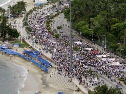 La agrupación se dispersó sobre la Costera Miguel Alemán, donde están reunidos reporteros para esperar el mensaje de las autoridades. AFP / P. Pardo