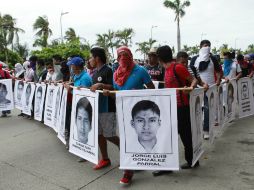 Miles de estudiantes, maestros y familiares de desaparecidos marchan hoy en Acapulco para exigir el regreso a casa de los jóvenes. EFE / J. Méndez