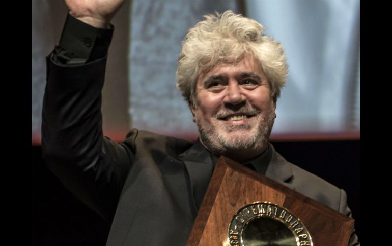 El cineasta español Pedro Almodóvar tras recibir el Premio Lumière durante la sexta edición del festival de Cine de Lyon. AFP / J.P. Ksiazek