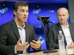 Andrew Friedman (izquierda) al lado del presidente de los Dodgers, Stan Kasten. AP / N. Ut