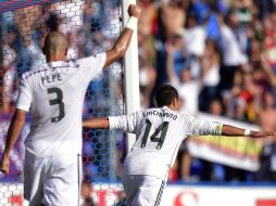 El colombiano James Rodríguez pone el centro al ''Chicharito'' que no pierde la oportunidad para anotar. AFP / J. Jordan