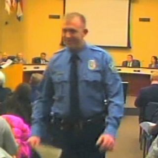 Policía asegura que Brown trató de quitarle el arma