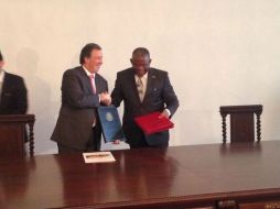 José Antonio Meade y su homólogo, Georges Rebelo Pinto Chikoti, firman dos acuerdos bilaterales para mejorar relaciones. TWITTER / @JoseAMeadeK