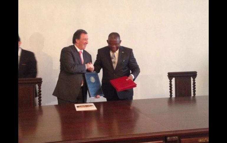 José Antonio Meade y su homólogo, Georges Rebelo Pinto Chikoti, firman dos acuerdos bilaterales para mejorar relaciones. TWITTER / @JoseAMeadeK