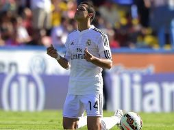 El jugador mexicano del Real Madrid, Javier Hernández, se arrodilla antes del juego ante el Levante en el Estadio Ciutat de Valencia. AFP / J. Jordan