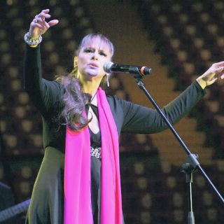 Manoella Torres acaricia a Guadalajara