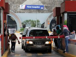 Un grupo de manifestantes tomó la caseta de Palo Blanco, en la autopista Cuernavaca-Acapulco en apoyo a los normalistas desaparecidos. EFE /  F. Meza