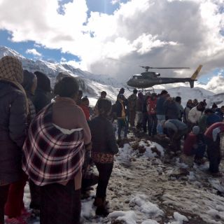 Rescatan a 332 personas con vida tras derrumbe en Nepal