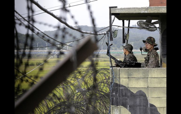 Soldados surcoreanos disparan ante el acercamiento de efectivos norcoreanos a lo que éstos responden abriendo fuego. AP / A. Young-joon