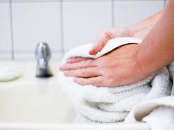 Se recomienda no usar toallas de tela en los baños, pues estas recolectan bacterias. EFE / ARCHIVO