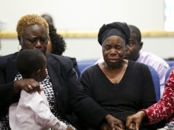 La madre de Duncan llora a su hijo en el funeral al que no pudo asistir su novia, Louise Troh, por la cuarentena. AP / N. Redmond
