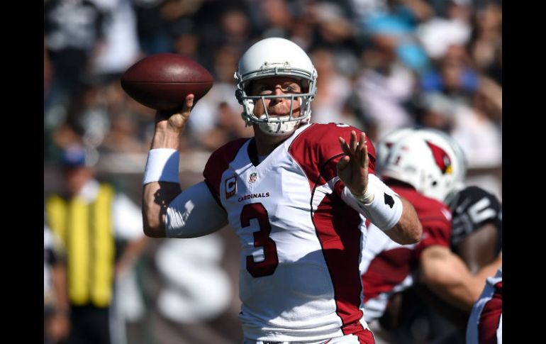 Carson Palmer lanzó dos pases de touchdown en su regreso a Oakland. AFP / T. Henderson