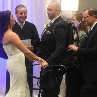 Hombre se casa con ayuda de exoesqueleto biónico