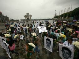 Familiares y maestros de los 43 normalistas desaparecidos asistieron a una misa en la Basílica de Guadalupe. AP / M. Ugarte