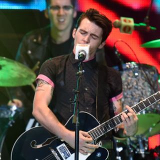 Drake Bell conquista al público con su rockabilly