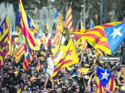 Bajo el color amarillo que representa la independencia catalana, miles de ciudadanos marcharon para apoyar una posible independencia. AP /