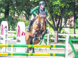 Dominante. Juan Pablo Gaspar monta a 'Charlotte' en el Club Hípico Alamitos. EL INFORMADOR / A. Hernández