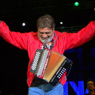 Celso Piña reúne a miles en el Cervantino