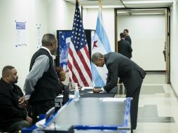 El mandatario es el primer presidente de EU en ejercer su derecho al voto por anticipado cuando en 2012 votó en el mismo sitio. AFP / B. Smialowski
