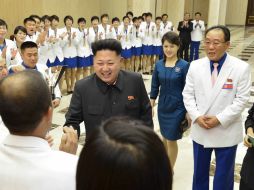 El mandatario y su esposa felicitan a los medallistas y a la delegación norcoreana de los Juegos Asiáticos. AFP / KNS