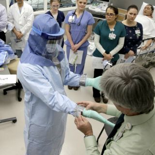 Suman 150 los trajes especiales para tratar casos de ébola en Jalisco