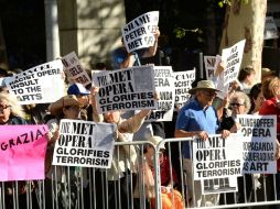 Los manifestantes llevan letreros que dicen 'La Met glorifica a los terroristas'. AP / E. Agostini