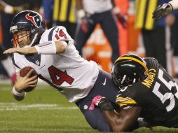 El quarterback de los Texanos, Ryan Fitzpatrick, es derribado por Arthut Moats (55) de los Acereros. AP / G. Puskar