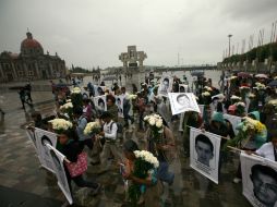 Familiares de los normalistas desaparecidos acudieron el domingo a la Basílica de Guadalupe para pedir por la aparición de los jóvenes. AP /  M. Ugarte