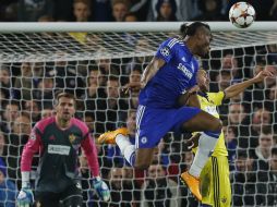 El marfileño Didier Drogba marca su primer gol desde su regreso este verano a Stamford Bridge.  / A. Grant